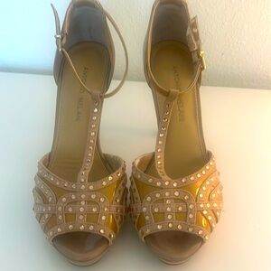 Antonio Melani tan heels, size 6.5    4.5” heel